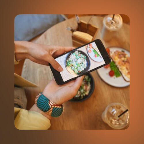 Boostez votre établissement avec les influenceurs sur Testoo Un influenceur de colmar prend en photo un plat dans un restaurant en alsace pour le partager sur les réseaux sociaux.