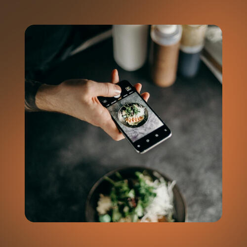 Une collaboration simplifiée et sécurisée Main d'un influenceur tenant un smartphone affichant la plateforme de collaboration Testoo avec paiement sécurisé.