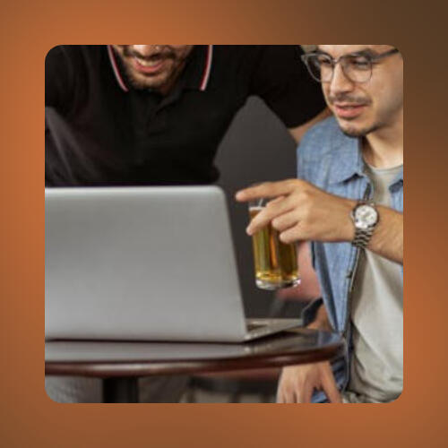 Analysez vos performances et optimisez vos campagnes Deux personnes regardant un écran d'ordinateur avec des statistiques et résultats marketing.